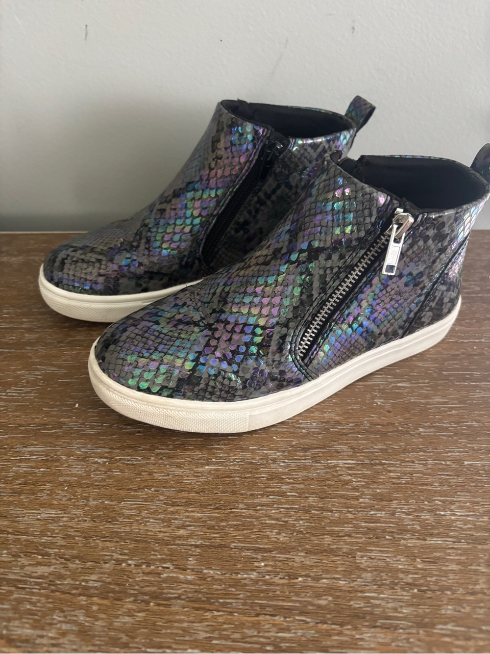 Kids Iridescent Snake-Print Zip High-Top Sneakers Steve Madden size 2